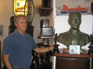 Angelo Sessa di fianco al busto di Guglielmo Marconi